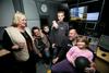 Notranjost reportažnega avtomobila so si ogledali tudi otroci in ravnatelljica Mladinskega doma Malči Belič, Olga Rupnik Krže.
Foto: Robert Bogataj