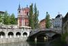 Ljubljanica teče skozi središče mesta Tromostovje (Foto: Robert Bogataj)