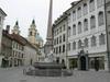 Poleg Robbovega vodnjaka se nahaja hiša v kateri je bil nekoč hotel in v njem je prenočeval tudi Christian Andersen ob obisku Ljubljane
