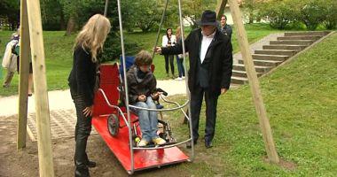 NA GUGALNICO Z INVALIDSKIM VOZIČKOM NA GUGALNICO Z INVALIDSKIM VOZIČKOM
