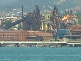 MMC RTV SLO|Organizacija AAG naj bi dokaze pridobil od italijanske sodne policije, saj je italijansko pravosodje marca končalo prvo preverjanje kaznivega dejanja potvarjanja in ugotavljanja odgovornosti svetovalcev podjetja Gas Natural. Preiskava je bila nato predana rimskemu tožilstvu, ki pa jo je prekinilo in doseglo njeno arhiviranje. Tožilstvo je zatrdilo, da dejanje ni bilo kazensko, pojasnjujejo na AAG-ju.