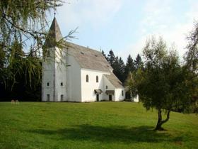 Cerkvica sv. Areha v sončnem jutru