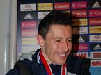 Presrečni kapetan Robert Koren.