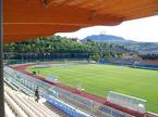 Pogled na prikupni in lepo vzdrževani sanmarinski Olimpico, v ozadju je gora Titano, simbol žepne države.