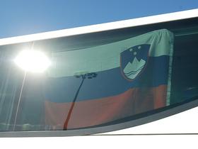 Slovenska zastava na avtobusu je mimovozeče opozarjala na prisotnost navijačev zbranih v klubu Slovenija Supporters.