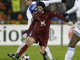 Alejandro Dominguez in Andrij Jarmolenko