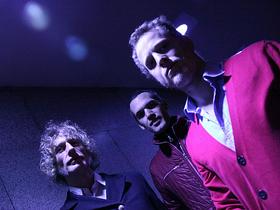 Radian, John Norman – bas, Stefan Nemeth – sintetizator, računalnik in in Martin Brandlmayr – bobni, vibrafon, računalnik.