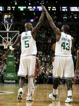 Kevin Garnett in Kendrick Perkins
