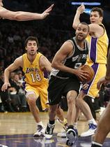 Saša Vujačič in Tony Parker