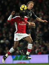 Abou Diaby in Dirk Kuyt.