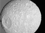 Luna Mimas in dobro viden krater