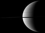 Saturn in luna mimas (črna pikica)