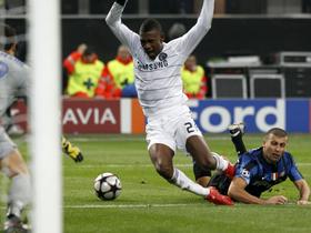 Salomon Kalou in Walter Samuel