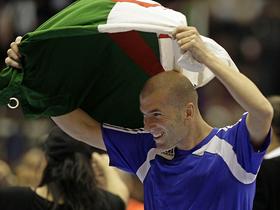Zinedine Zidane z alžirsko zastavo