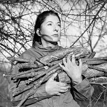 Marina Abramović - Portret z drvi (2009)
