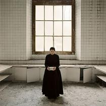 Marina Abramović: Držanje mleka (Kuhinjska serija) (2009)