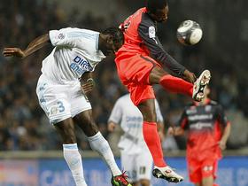 Taye Taiwo in Sidney Govou