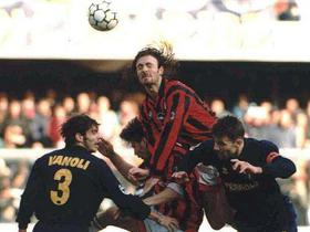 EPA|Christophe Dugarry (rojen 24. marca 1972). Francoski napadalec, ki je z "galskimi petelini" leta 1998 in 2000 osvojil svetovno in evropsko prvenstvo. V dresu Marseilla je leta 1999 padel na dopinškem testu, vzorec urina pa je tako kot pri mnogih omenjenih nogometaših do zdaj pokazal vsebnost nandrolona. Grozila mu je 6-mesečna prepoved igranja, a ga je francoska nogometna zveza zaradi številnih nepravilnosti v postopku testiranja oprostila vseh obtožb in razveljavila disciplinske ukrepe. Kariero je leta 2005 sklenil v Katarju.