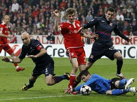 Ena izmed številnih priložnosti Bayerna na prvi polfinalni tekmi Lige prvakov 2009/10 proti Lyonu.