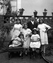 Fotografija družine Fride Kahlo, ko je bila Frida še majhna deklica