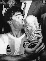 Diego Armando Maradona s pokalom