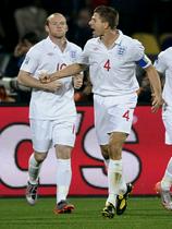 Wayne Rooney in Steven Gerrard