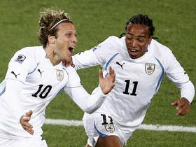 Diego Forlan in Alvaro Pereira