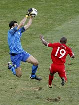 Samir Handanovič in Jermain Defoe