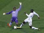 Richard Kingson in Jozy Altidore