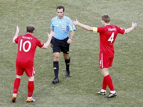 Wayne Rooney, Steven Gerrard, Jorge Larrionda