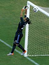 Sergio Romero ob strelu Carlosa Salcida