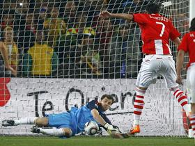 Iker Casillas je ubranil 11-metrovko Oscarja Cardoze