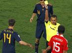 Carlos Batres je pokazal rumeni karton Victorju Caceresu