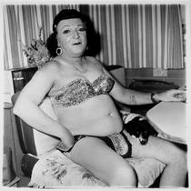 Diane Arbus: Hermafrodit s psičkom v svoji cirkuški prikolici , 1970