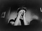 Diane Arbus: Screaming woman with blood on her hands, ca. 1958