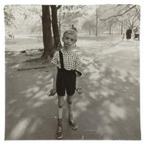 Diane Arbus: Otrok z repliko ročne granate v Centralnem parku (1962).