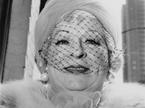 Diane Arbus: Ženska s tančico na 5. Aveniji, NYC