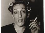 Diane Arbus: Mlad moški z navijalkami doma, na 20. Ulici, NYC