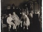 Diane Arbus: Pritlikavi ruski prijatelji v dnevni sobi na 100. Ulici, NYC