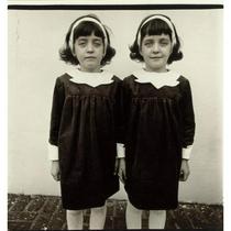 Diane Arbus: Identični dvojčici, Roselle, New Jersey, 1967.