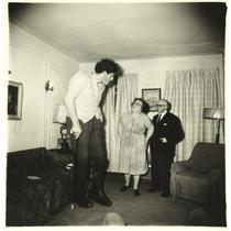 Diane Arbus: Judovski velikan s svojima staršema doma, v Bronxu, New York, 1970.