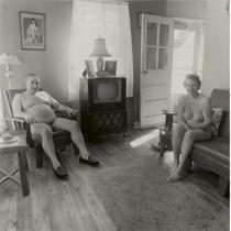 Diane Arbus: Mož in žena v dnevni sobi v nudističnem kampu, New Jersey, 1963