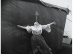 Diane Arbus: Albino požiralka mečev v potujočem cirkusu, MD