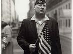 Diane Arbus: Veteran z zastavo, N.Y.C., 1971