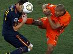 Xabi Alonso in Nigel De Jong