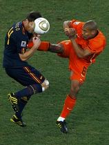 Xabi Alonso in Nigel De Jong