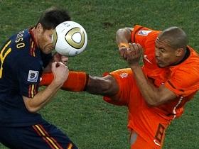 Xabi Alonso in Nigel De Jong