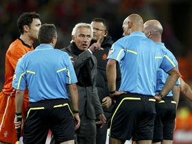 Bert van Marwijk, Howard Webb