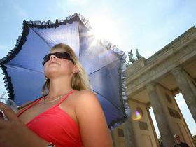 Dekle pod Brandeburškimi vrati v Berlinu