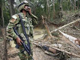 Kolumbijski vojak v oporišču FARC-a